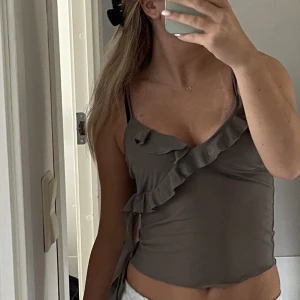 Volangtopp - Säljer denna söta volangtoppen som aldrig kommit till andvändning 🙌🏼💕