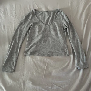 Grå långärmad tröja - En grå långärmad tröja. Inga defekter använts några gånger men är i mycket bra skicka🫶🏼 skriv om ni har frågor säljer en vit också. Priset kan diskuteras om ni vill köpa båda samtidigt🫶🏼