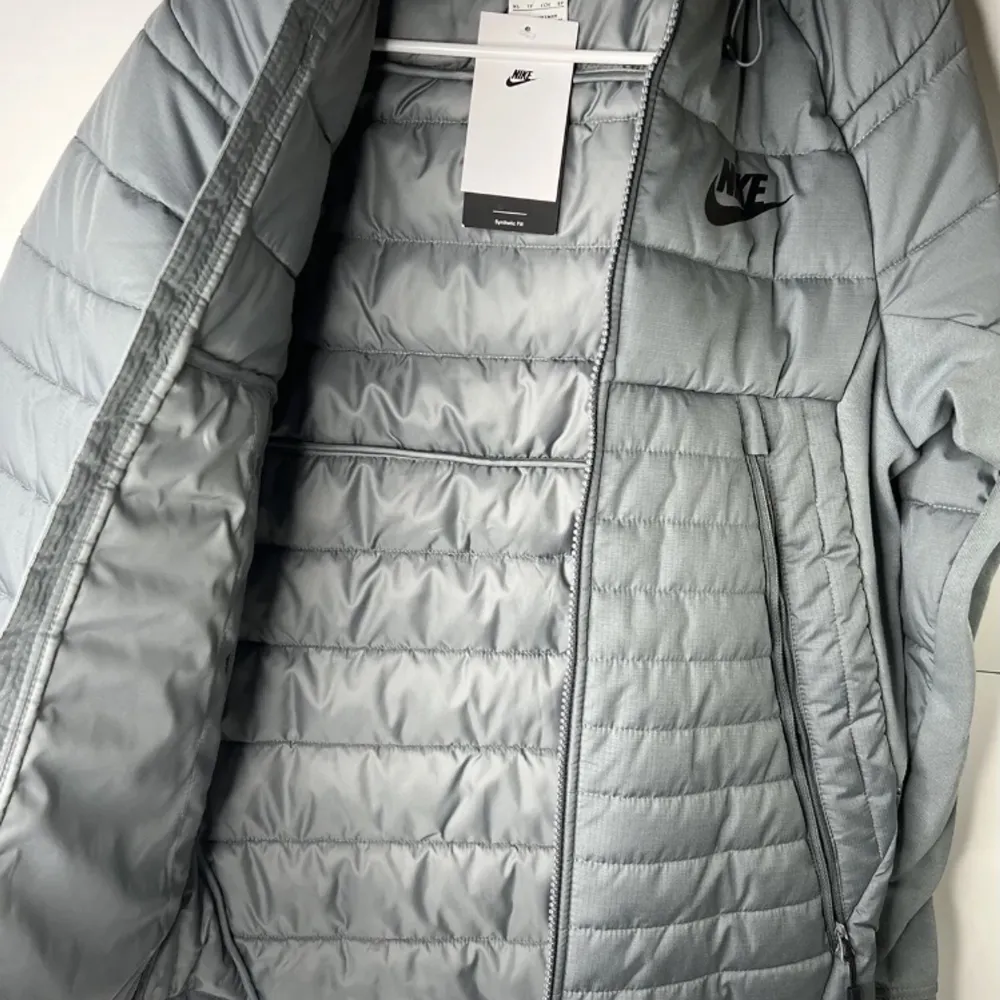 I’m selling my Nike hybrid grey jacket. It’s sold out worldwide because Nike discontinued it, after 2020. My starting Price is 140£ , for obvious causes, but I’m  open for offers and negotiations. Cheers!. Jackor.
