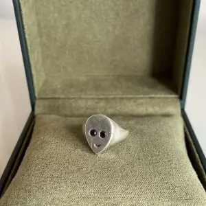 Säljer Alien ring från Maria Nilsdotter 17mm! Ringen kommer tyvärr inte till användning längre och därför söker den ett nytt hem! Köpt för 2995. 