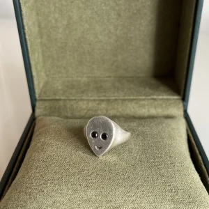 Maria Nilsdotter ring - Säljer Alien ring från Maria Nilsdotter 17mm! Ringen kommer tyvärr inte till användning längre och därför söker den ett nytt hem! Köpt för 2995. 