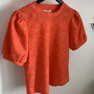 BRODERIE ANGLAISE TOPP - Jättesöt broderie anglaise korallfärgad blus med lite puffärm. Ganska ny och säljer eftersom den inte kommer till användning.  Köparen står för frakten 🥰