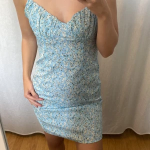 Blommig klännkng - Jättefin blå klänning från Shein. Nyskick aldrig använd. 