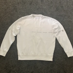Calvin Klein sweatshirt  - Skick 7/10 inga märken eller så men lite nopprig vid en armbågen annars bra skick