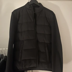 Herr jacka  - Svart herr jacka från Zara i storlek S, använd ett fåtal gånger!
