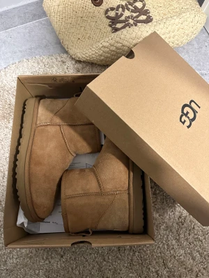 Ugg - Säljer mina uggs, nytt skick inga defekter. Kvitto och box medföljer. Handeln sker genom köp nu. 