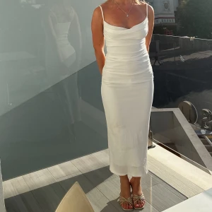 Nakd klänning - Säljer denna superfina vita långklänning från nakd då jag ej tyckte om hur den passade mig! Endast använd 1 gång så den är i superbra skick.