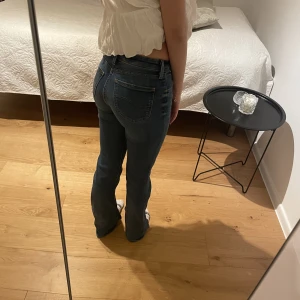 Lee low waist jeans  - Säljer dessa superfina lee jeansen då de har blivit för små på mig. Köptes för ungefär 550kr och säljs nu för 150kr+frakt