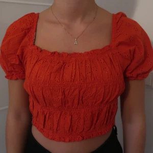 Topp/blus från NA-KD - En fin röd topp/blus från nakd som inte kommer till användning längre. 