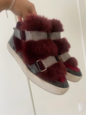 Pälssneakers  - Skitcoola Pälssneakers från kurt geiger som tyvärr är för små för mig😢💕 liten defekt på innersidan men inget som syns ( bild två)