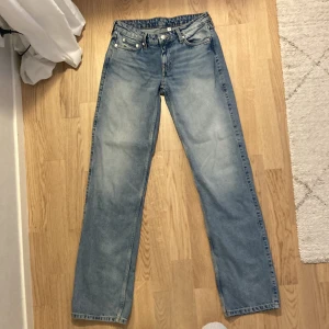 Lowwaist jeans - Säljer dessa snygga lowwaist jeansen från Weekday✨Använt 1 gång💕