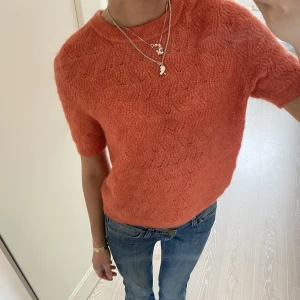 Stickad tshirt  - En av mina favorit tröjor!! Sååå fin stickad tshirt från h&m, väldigt sparsamt använd då jag har fler liknande, den är i ullblandning💕