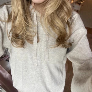 Stickad hoodie - Säljer denna populära hoodie från GAP! Jätte skön o mjuk. Använd ca 2 gånger, inga defekter. Köpt för 500kr, säljer för 400. 