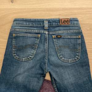 Jätte snygga lågmidjade lee bootcut jeans som tyvärr inte passar mig☹️  Midjemåttet är 34 cm raktöver och innebenslängden är ungefär 68 cm. Skulle säga att det ungefär är 32/34 i storlek. Passar mig perfekt i längden och är 164 cm.🫶🏼