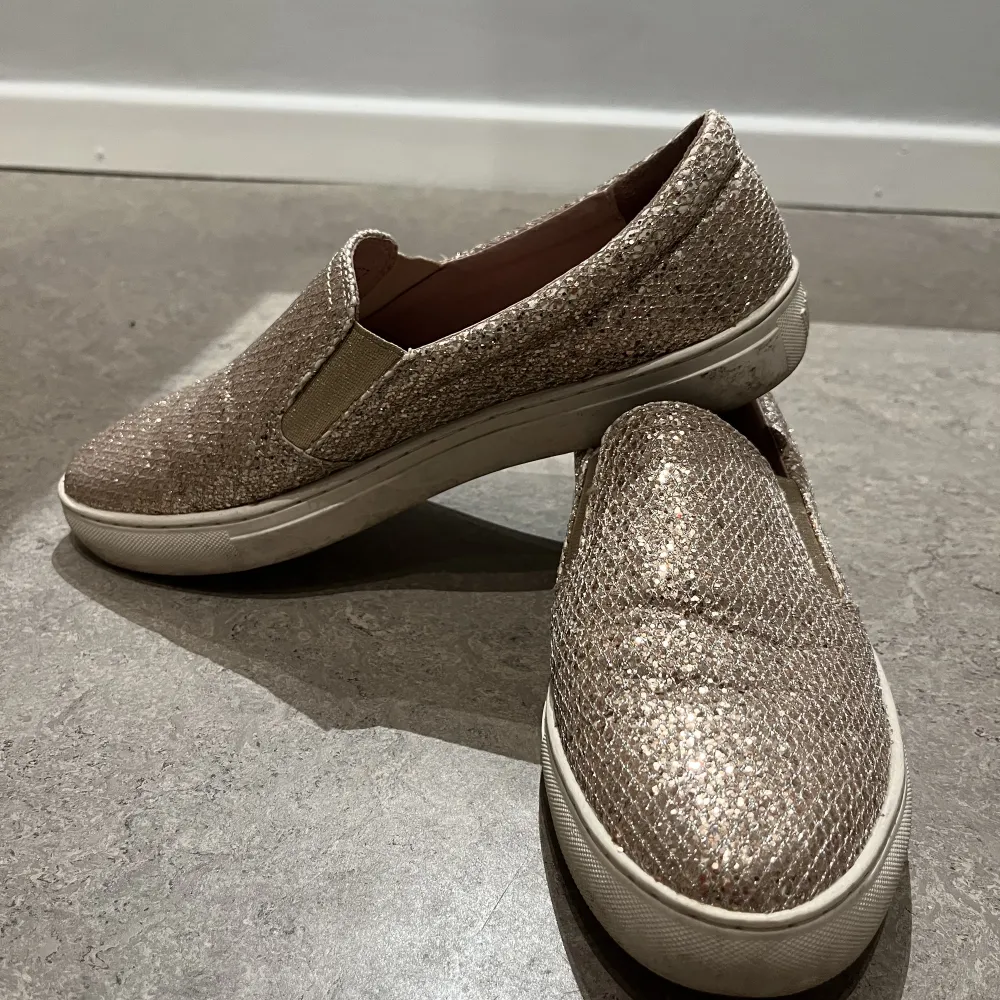 Guldiga och glittriga sneakers / loafers från Dasia i storlek 38. Superbra skick, använda ett fåtal gånger. . Skor.