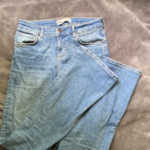 Lowwaist jeans från zara - Säljer dessa populära low-waist jeansen från zara i en mellanblå färg. De är bootcut/flare och jättestretchiga och sköna! Använd mycket sparsamt ett par fåtal gånger. Säljer då jag inte använder de längre☺️