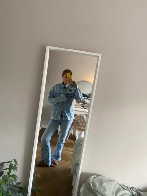 Jeansjacka - Skitnajs basic jeansjacka som är köpt secondhand🤩Jag är storlek S och på mig sitter den lite oversize vilket e skitnajs. Man får plats me tjocktröja under! Passar xs-m skulle jag säga beroende på hur man vill att den ska sitta💕🥰