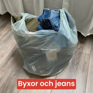 Byxor jeans  - En påse full med jeans. Bra skick. Allt för 200kr + frakt. Värde + 5000kr. 