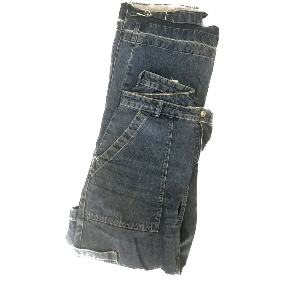 Blåa jeans med vida ben och medelhög midja. Fickor fram och bak samt på sidan av låren för extra detalj, passar dig med längre ben (förlängda ett par centimeter nertill genom nedvikta sömmar se bild) Prutbart pris . Jeans & Byxor.