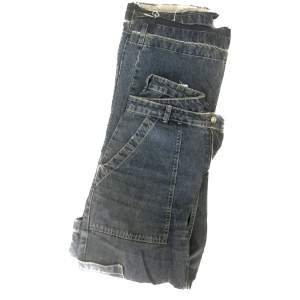 Blåa jeans med vida ben och medelhög midja. Fickor fram och bak samt på sidan av låren för extra detalj, passar dig med längre ben (förlängda ett par centimeter nertill genom nedvikta sömmar se bild) Prutbart pris 