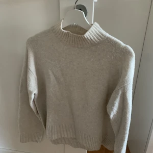 Stickad tröja  - Mysig stickad tröja till hösten!!! Fräsch och fin tröja ifrån uniqlo💋💋💋 