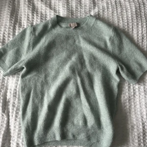 Hm stickad tröja  - Stickad tröja aldrig använd, frakt ingår ej i priset, bara att höra av dig om du undrar något. Om de är många intresserade startar jag budgivning💕