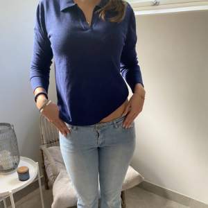 As snygg blå stickad tröja från Saint Tropez, i storlek M. Är sparsamt använd och är i bra skick. 