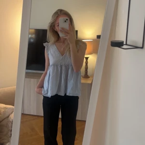 Zara topp volang  - Superfin topp från zara, bra skick! Storlek S  Den har samma ringning bak💙