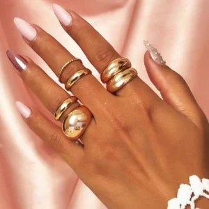 Set med ringar  - Oanvända, är för stora för mig. Frakt 15kr