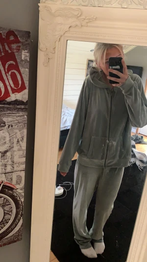 Mjukis sett - Fint mjukissett som jag säljer pga  att jag köpte den i en stor storlek för jag ville ha den lite oversize, passar nog S-XL beroende på hur man vill ha den för den är fin både oversize och inte!