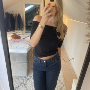 Off shoulder topp - Superfin svart off shoulder topp från Monki i strl S. 150kr och köpare står för frakten 🫶🏼🤍