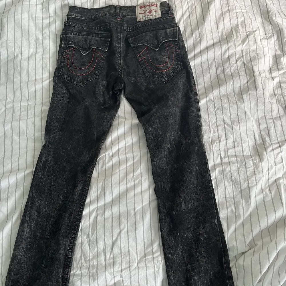 Röd gråa svarta  true religion helt nya  straight fit. Jeans & Byxor.
