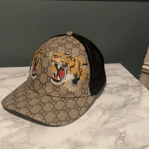 Gucci keps - En väldigt fin Gucci keps bra skick inte mycket använd.