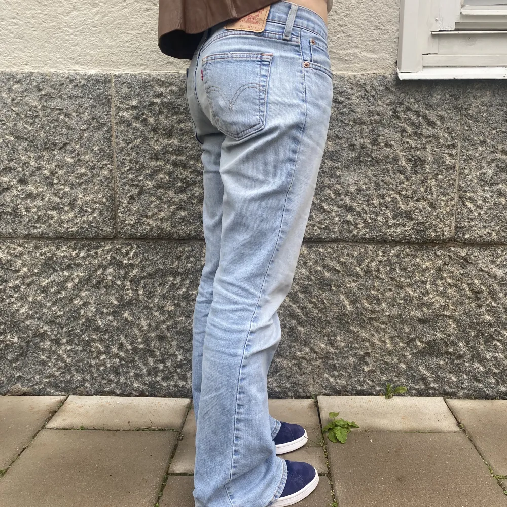 Kollar intresset på mina levi’s som inte säljs längre. Köpta vintage i Paris ❤️‍🔥 som inte säljs längre!! Tryck inte på köp nu! Innerbenslängd 80,5 cm 😊. Jeans & Byxor.