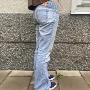 Levi’s 529 - Kollar intresset på mina levi’s som inte säljs längre. Köpta vintage i Paris ❤️‍🔥 som inte säljs längre!! Tryck inte på köp nu! Innerbenslängd 80,5 cm 😊