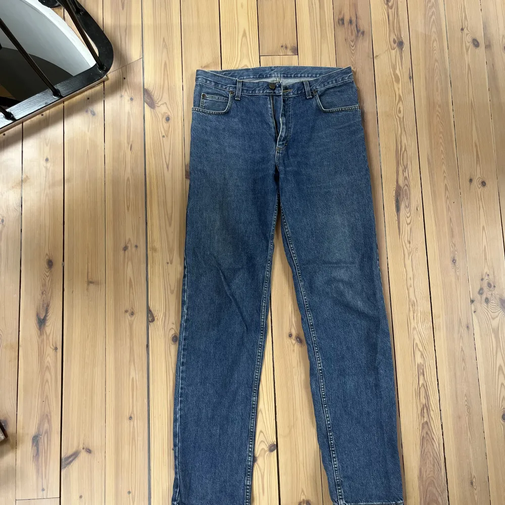 Ett par baggy lee 90s jeans i storlek M, w30 l34. Jeans & Byxor.