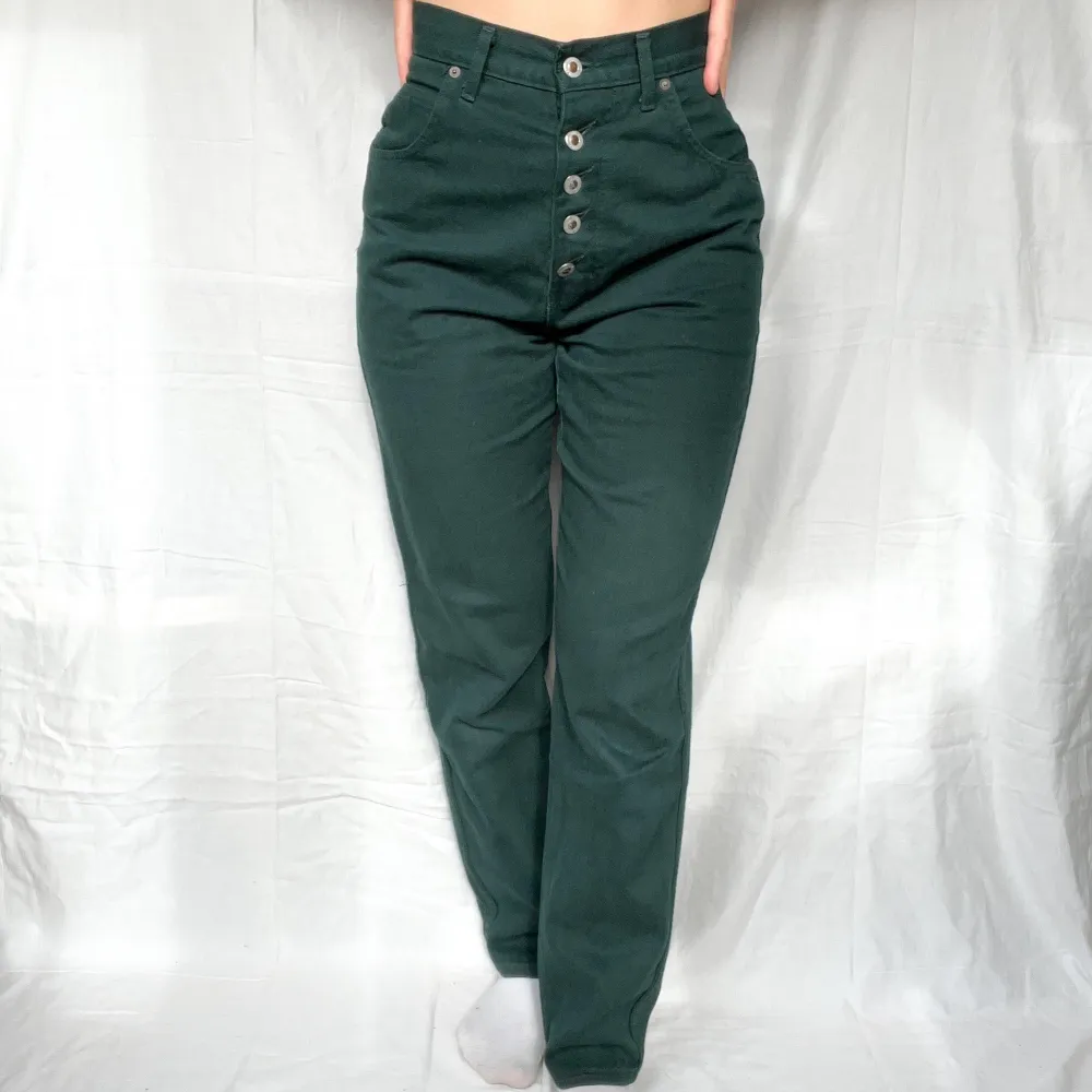 Gröna vintage momjeans, svårt att tyda exakt storlek men sitter perfekt på mig med strl 36/38 i jeans. Fråga gärna för exakta mått! Från märket Santa Barbara. Jeans & Byxor.