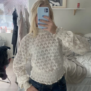 Genomskinlig topp med polo - Tunn topp från h&m💕