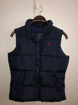 Polo väst - Hej! Säljer min helt nya oanvända polo väst som aldrig har använts så den är som ny, hör av er vid intresse👍🏼