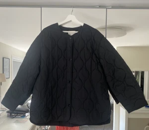 Svart Quiltad Jacka - Såå fin quiltad jacka.🖤 Använd ett fåtal gånger förra hösten, men kommer inte till användning längre då jag köpt en ny jacka. Bilderna är tagna med sol från en sidan, därav kan den se lite grå ut men den är svart. Pris kan diskuteras, nypris 500kr