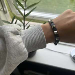 Valentino armband - Säljer detta valentino armband använt men i bra skick!😍😍