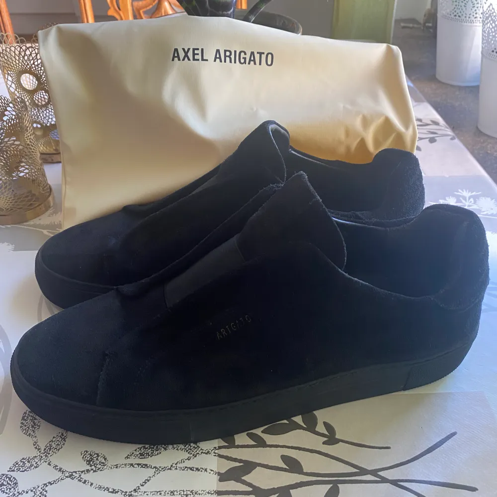 Axel arigato skor jag köpte här på plick ganska använda av tidigare ägare ca 7/10 skick. Dom föll mig inte helt i smaken som jag tänkt därför säljer jag.. Skor.