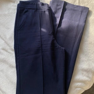 Kostymbyxor madlady - Kostymbyxor från madlady,  Använt få gånger, säljer då de inte passar längre.  Har pressveck på byxorna Lånad bild på hur de är på.  Finns inte kvar på hemsidan💗