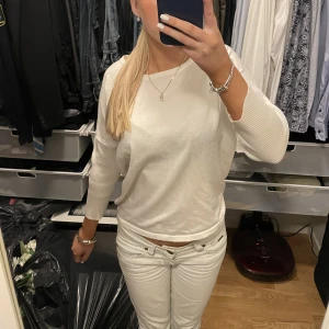 Stickad tshirt  - Stickad tshirt jätte trendig topp från Lindex. Säljer då jag behöver pengar super fin💗 bra skick 