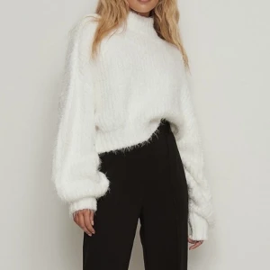 Vit fluffig stickad tröja - En jättefin stickad tröja som knappt är använd. Säljer den för att den inte kommer till användning.💓