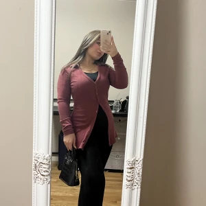 Ribbad tröja 🤎🩷✨🧸 - Använd 1 gång som ny! Den är i en underbar mörk mauve rosa färg 😍 också en perfekt höst färg om ni frågar mig ☺️😍🧸🤎✨🩷🍂☁️☕️