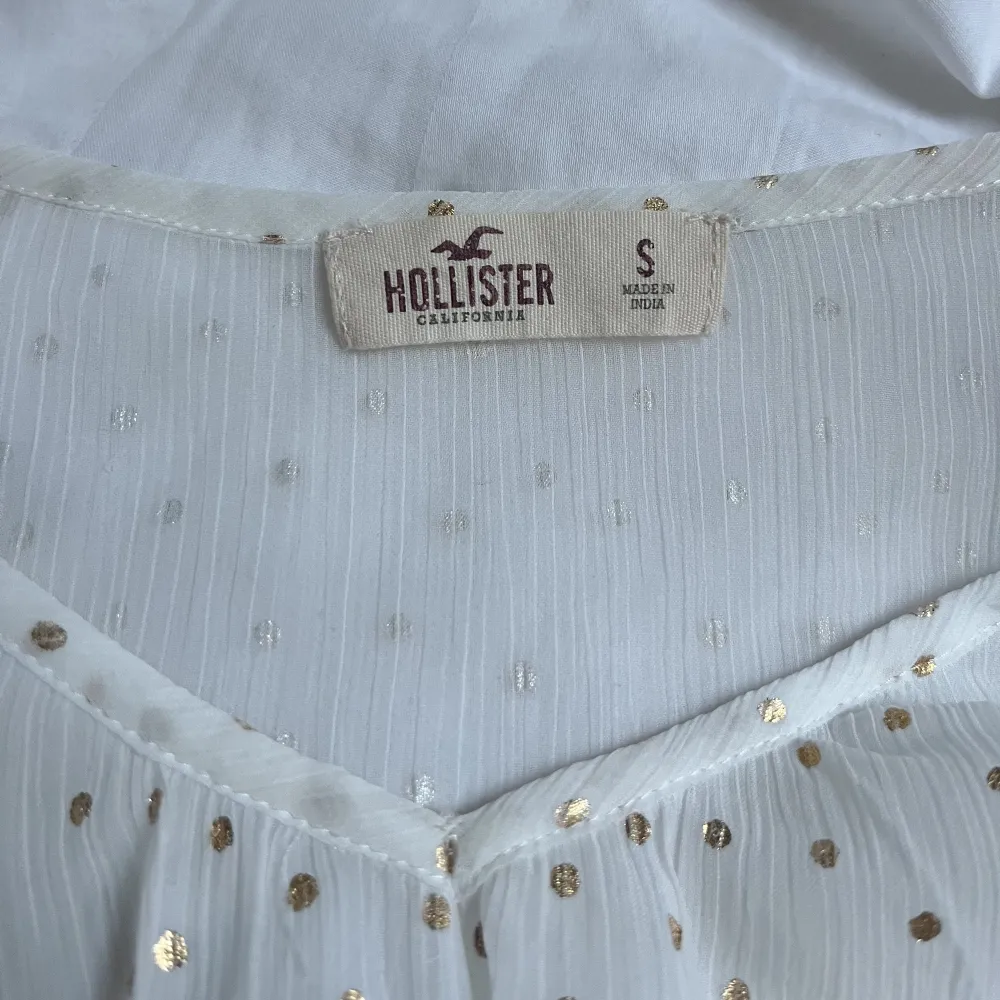 Jättefin blus från Hollister med volangärm💕 använd 1 gång och säljer då den inte riktigt kommer till användning, jättefint material💕. Blusar.