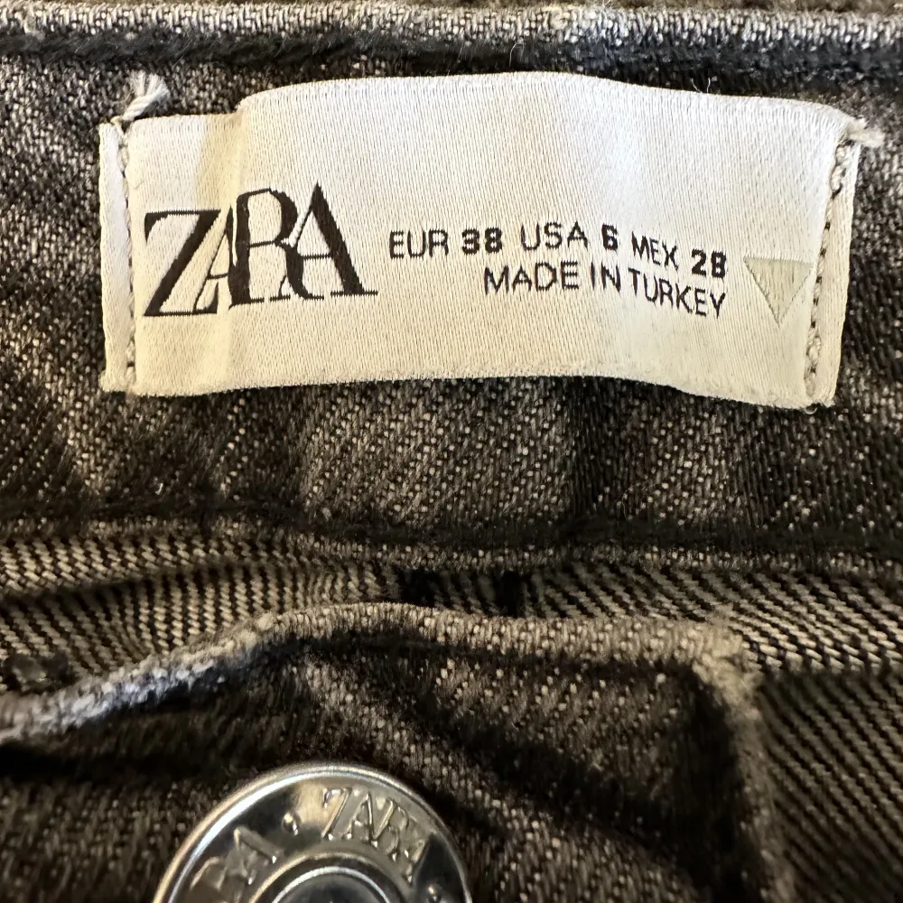 Raka jeans från zara i en mörkgrå nyans. Storlek 38. Säljer då de inte passar längre. Pris kan diskuteras vid snabb affär💓. Jeans & Byxor.