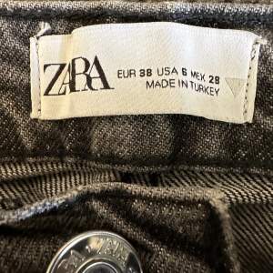 Raka jeans från zara i en mörkgrå nyans. Storlek 38. Säljer då de inte passar längre. Pris kan diskuteras vid snabb affär💓