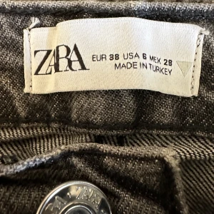 Zara straight jeans - Raka jeans från zara i en mörkgrå nyans. Storlek 38. Säljer då de inte passar längre. Pris kan diskuteras vid snabb affär💓
